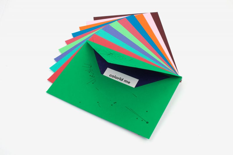 Tissage de bandes de papier en couleur  Artiste plasticienne intervenant  en arts visuels